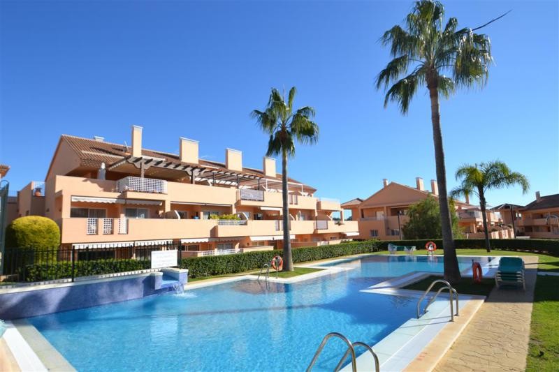 Onroerend goed in Elviria, Marbella - 3 slaapkamers op het zuiden en het westen gelegen appartement, op loopafstand van winkels, strand en restaurants.